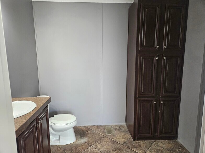 Building Photo - 64 Lynnwood Cir