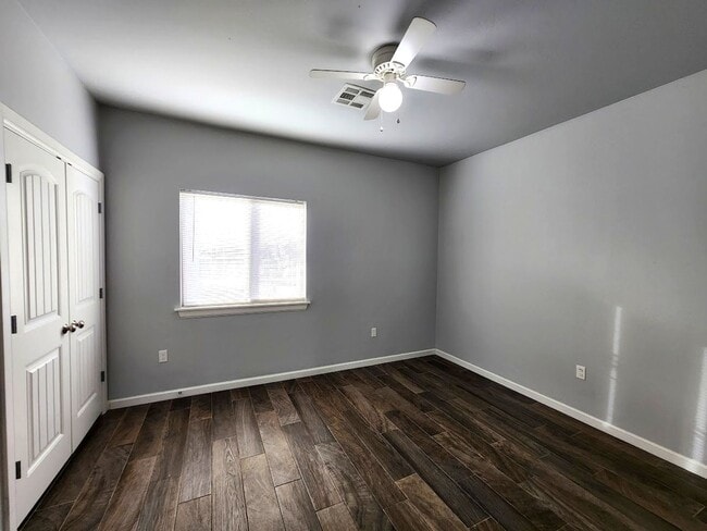 Building Photo - Campbell St Duplex