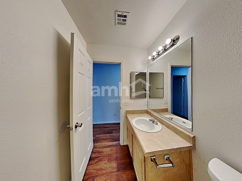 Building Photo - 15618 W Evans Dr