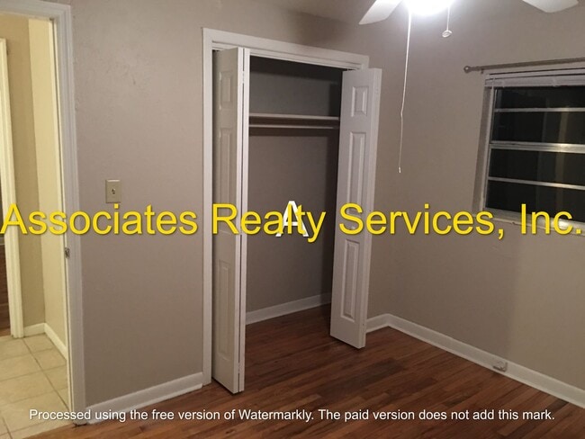 Building Photo - 3 bed 1 bath in the SE