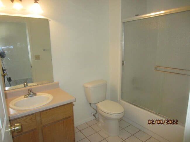 Building Photo - Comfortable & Attractive 3 Bedroom 2 Bath ...