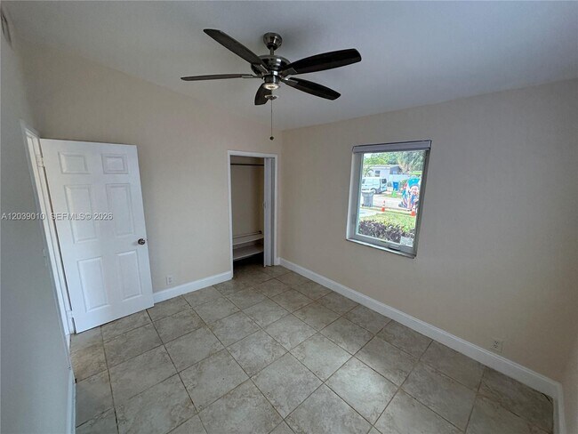Building Photo - 4410 SW 39th St