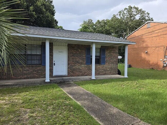 Building Photo - Great location. Centrally located.