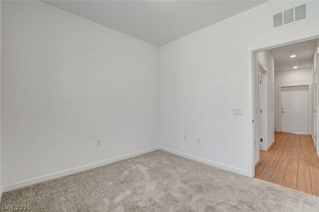 Building Photo - 5730 Sky Pointe Dr