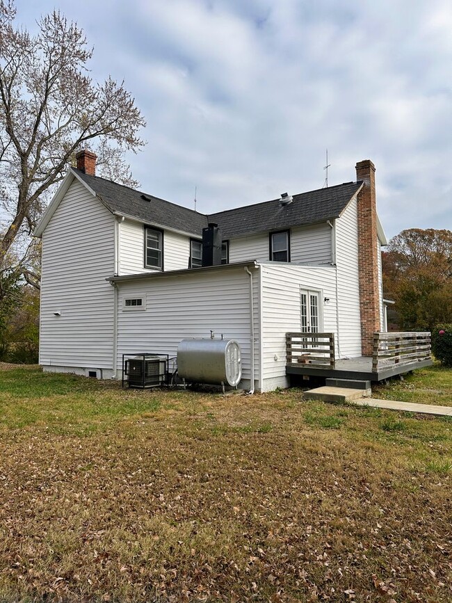 Building Photo - Rustic Farmhouse in Port Tobacco