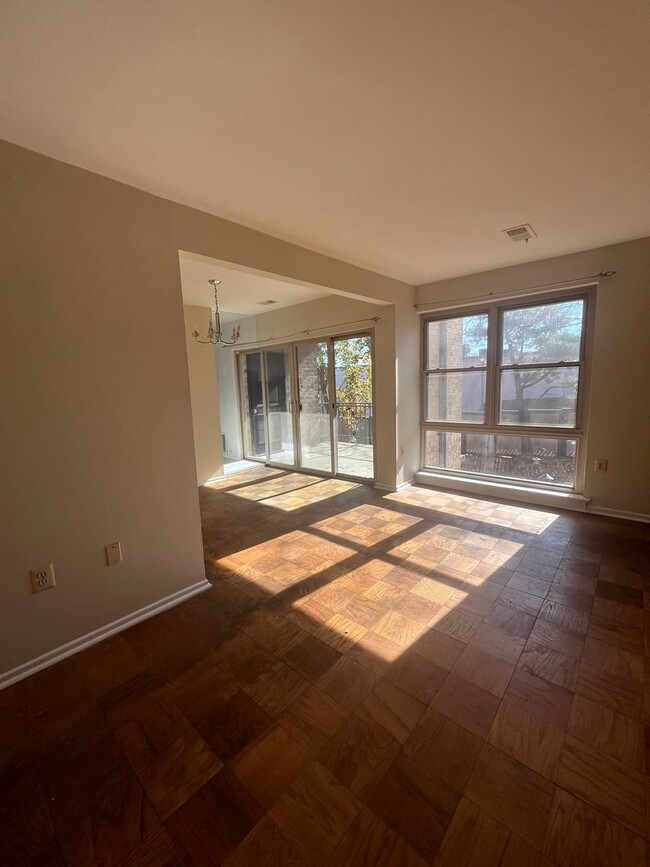 Building Photo - Charming 2 BR/1.5 BA Condo in Silver Spring!