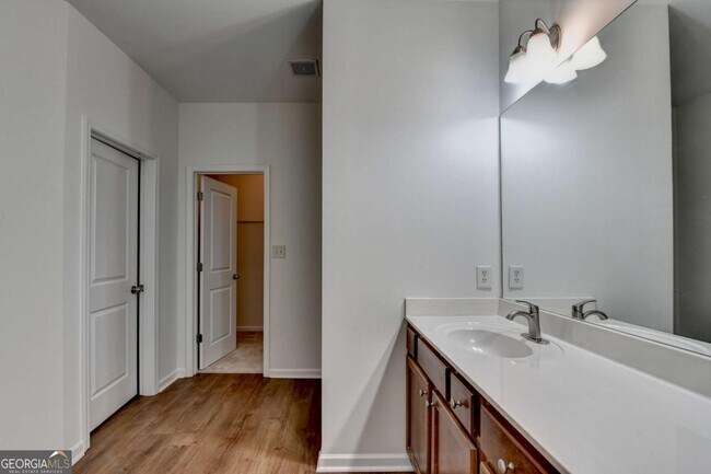 Building Photo - 979 Parkside Wood Ct