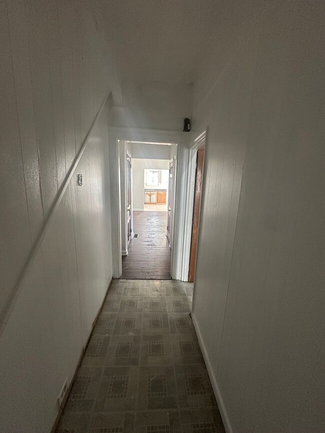 Building Photo - 650 W King St