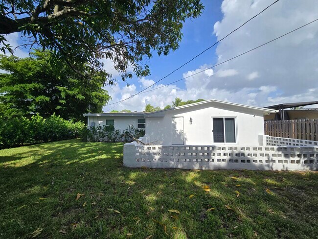 Building Photo - 1558 NW 5th Ave