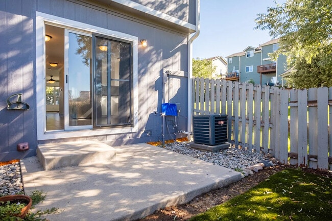 Building Photo - 2100 Oakcrest Cir