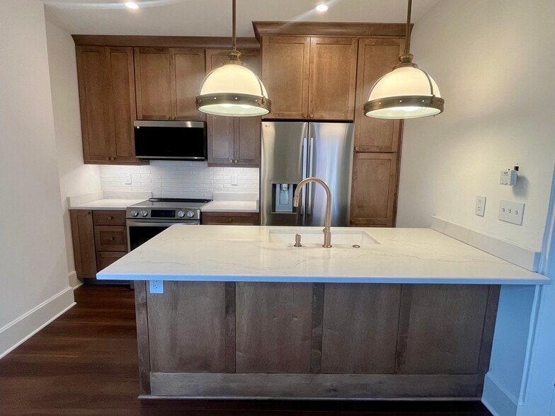 Building Photo - 676 Mohawk St,