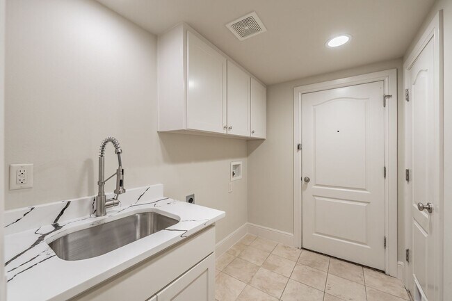 Building Photo - Beautiful Monticello Town Home!!!