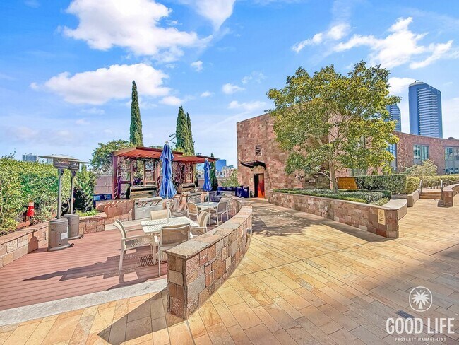 Building Photo - Downtown Luxury Living – 2B/2BA Condo with City Views!