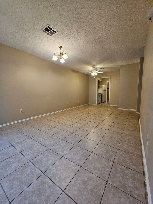 Building Photo - (2) Bed/(2) Bath Duplex Avail NOW! Small Pet Negotiable!