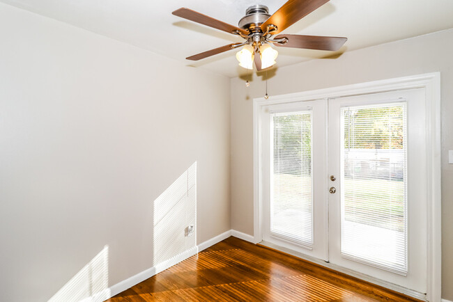 Building Photo - 9811 Temple Dr