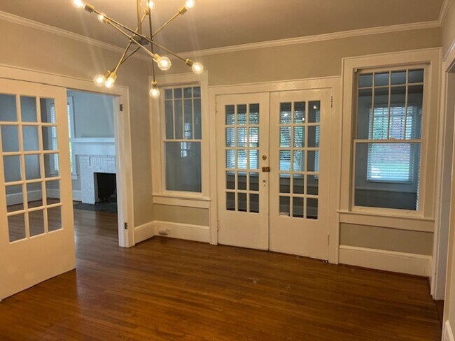 Building Photo - 3 bedroom, 2 bathroom