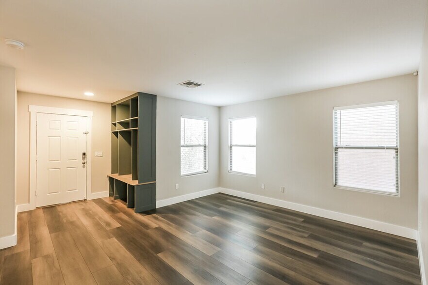 Building Photo - 21118 E Stonecrest Dr