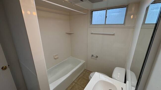 Building Photo - 528 E 400 N
