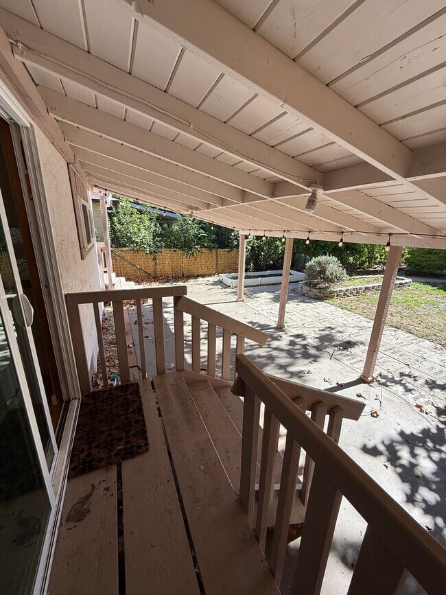 Building Photo - 3-bedroom, 2-bathroom home located in the desirable Garden Tract Subdivision