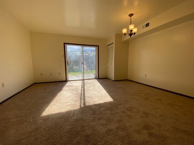 Building Photo - Check This Out! 3 BR Townhome with Washer & Dryer + Equipped Kitchen with Dishwasher! Call Today!