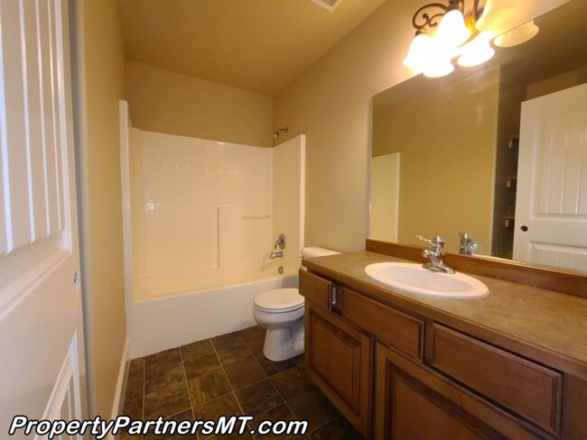 Building Photo - Beautiful 3 Bed 2.5 Bath Town house with A...