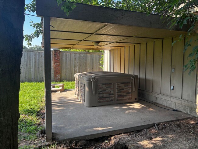 Building Photo - Brookside Charmer on secluded dead end street, just a 2 minute distance to restaurants, shopping ...