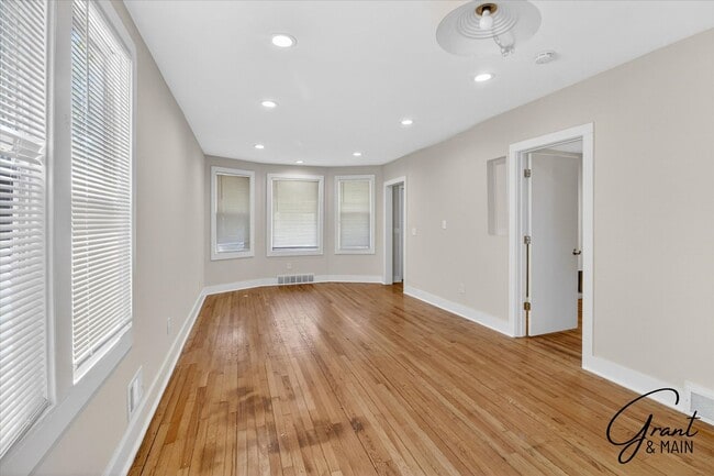 Building Photo - $1,600 - One of a Kind Bungalow in Hamtramck