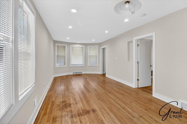 Building Photo - 2315 Yemans St