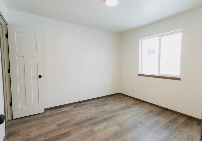 Building Photo - Newer 2 Bedroom 2 1/2 bathroom Hayden Townhome!