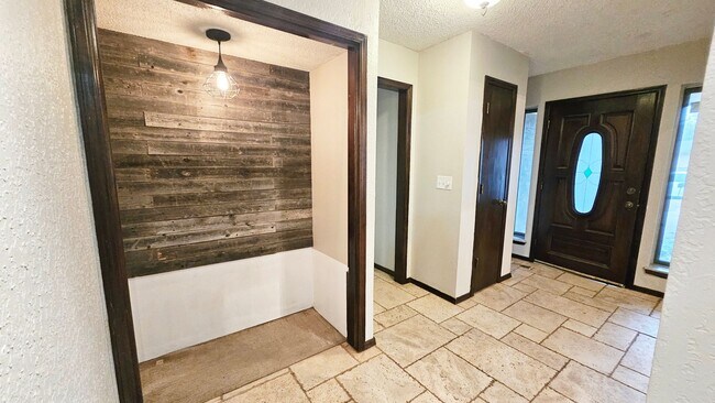 Building Photo - Four Bed/2 Bath Near Lake Hefner