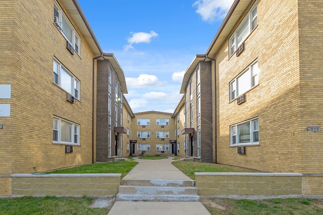 Interior Photo - 7818-7820 South Shore Drive