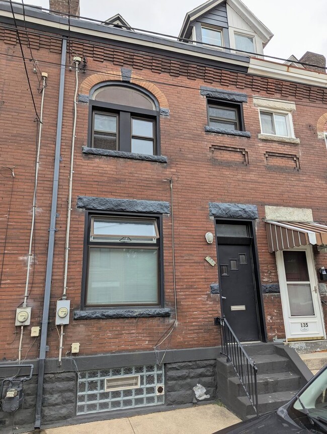 Building Photo - 4 Bedroom 1 Bathroom Single Family Home in...