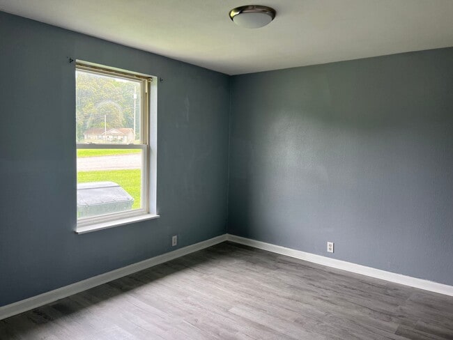 Building Photo - 155 Tamarack Dr