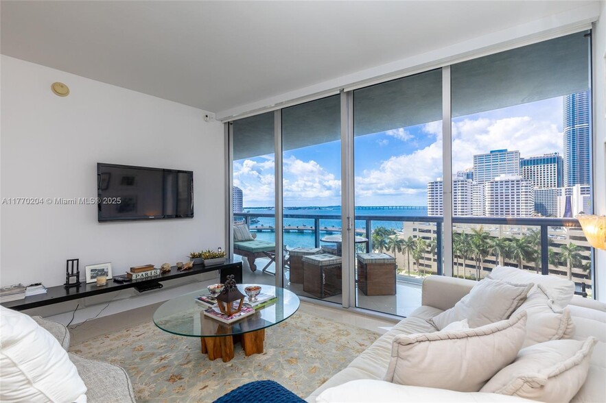 Building Photo - 495 Brickell Ave