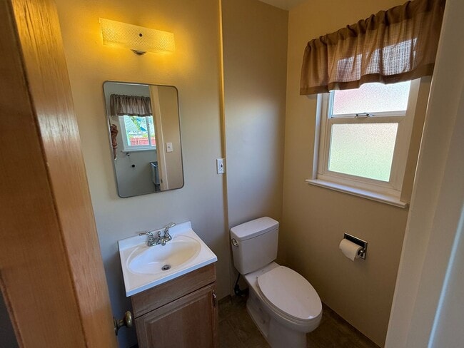 Building Photo - Spacious 3 bedroom, 1.5 bathroom Home in R...