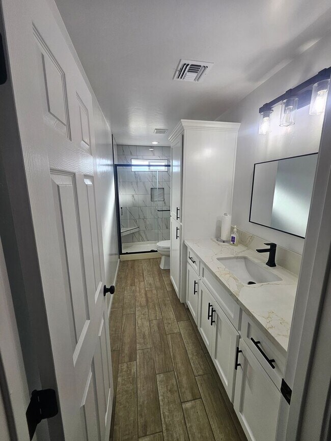 Building Photo - 1st MONTH'S RENT FREE!!! 3 Bedroom Home Located in Bullhead City