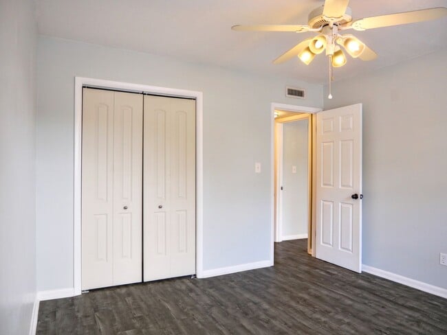 Building Photo - UPDATED 2 Bedroom 2 Bath Woodcrest Condo i...