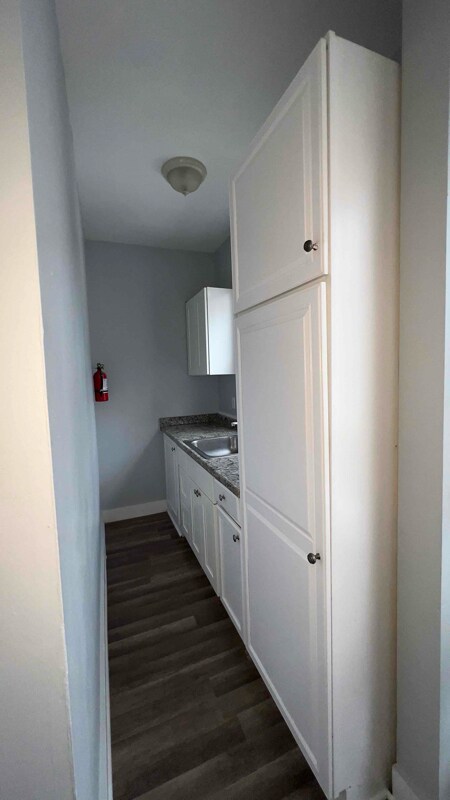 Building Photo - 879 Elm St