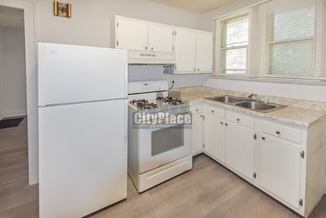Building Photo - 1465 W 34th St