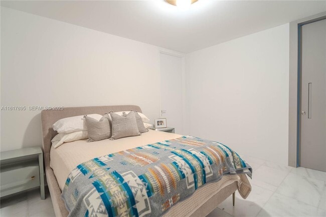 Building Photo - 700 NE 26th Terrace