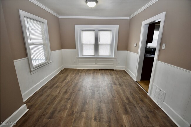 Building Photo - 583 Victoria Ave