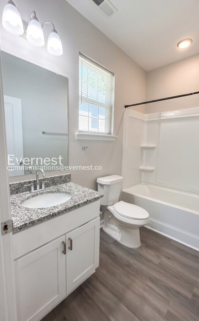 Building Photo - 3 Bed/2 Bath Home with Off-Street Parking / Pet-Friendly / Available Now!