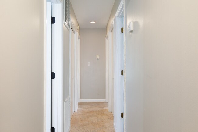 Building Photo - 606 Hilliard Dr
