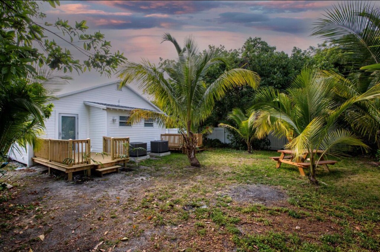 Many Coconut Trees - 3477 Hibiscus St