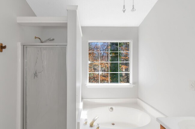 Building Photo - Spacious and inviting