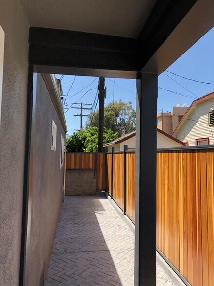 Private backyard - 713 S Columbus Ave