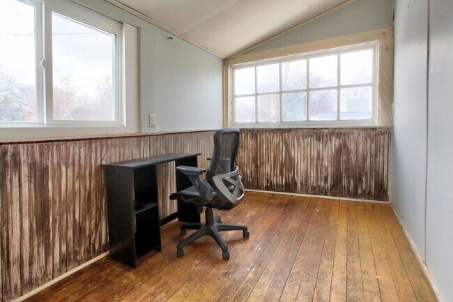 Building Photo - 140/142 E 15th Street