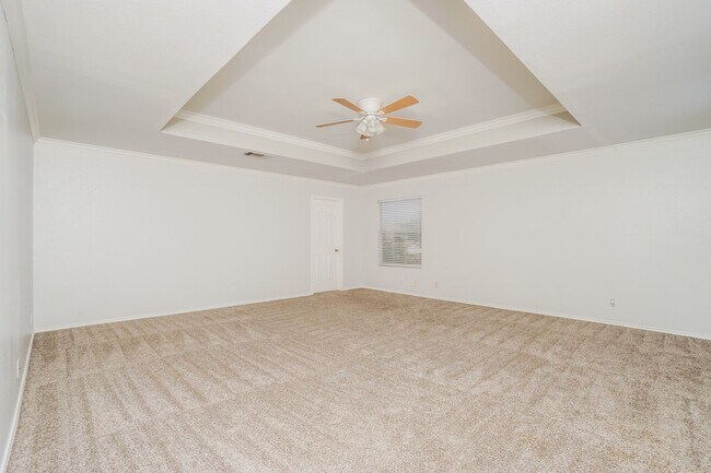 Building Photo - Large 5 Bedroom! Move in Ready!