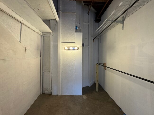 Building Photo - 915 W 16th St