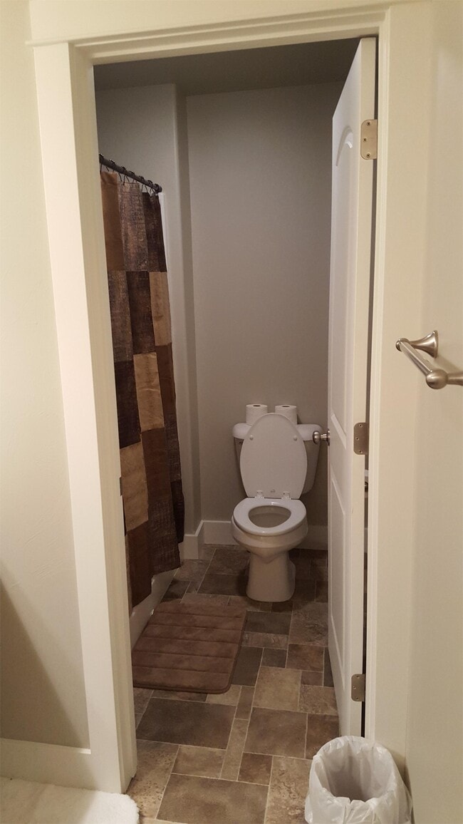 Building Photo - 726 Forest Glen Dr